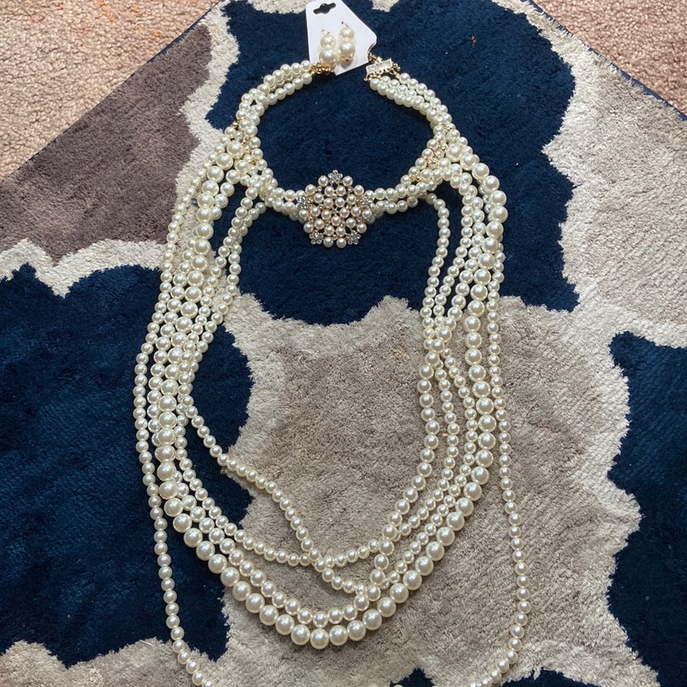 New Beautiful necklace and earrings